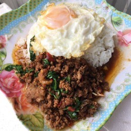 กระเพราราดข้าว