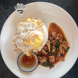 กระเพราเนื้อราดข้าว