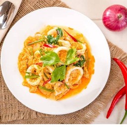 ผัดผงกะหรี่ปลาหมึกราดข้าว