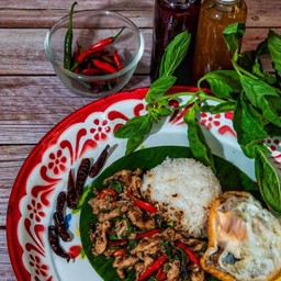 ข้าวราดผัดพริกแกง