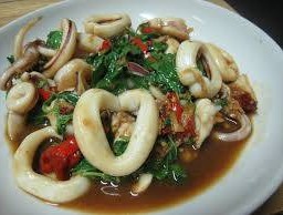 ปลาหมึกผัดกะเพรา