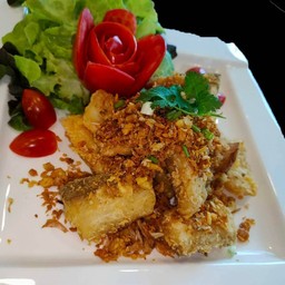 ปลากระพงทอดกระเทียมพริกไทย