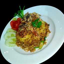 ข้าวผัดรถไฟปูนิ่มไข่กรอบ