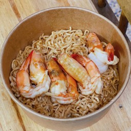 มาม่ากุ้งผัดซอส กับข้าวบ้าน