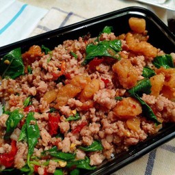 กะเพราหมูกาก🥓
