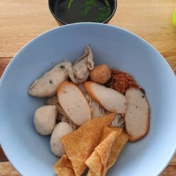 ก๋วยเตี๋ยวลูกชิ้นปลาแห้ง