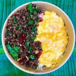 ข้าวกะเพราพริกแห้งเนื้อโคขุนสับ ไข่ข้นเยิ้ม
