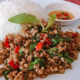 ข้าวกะเพราหมูสับราดข้าว