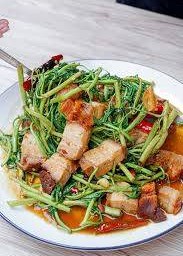 ผัดผักกระเฉดหมูกรอบ-ปลาเค็ม