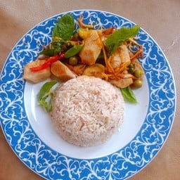 ผัดเผ็ดลูกชิ้นปลาเจราดข้าว Vegan