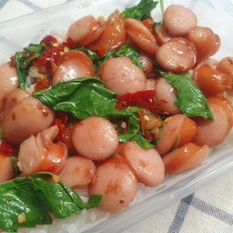 กะเพราไส้กรอก (ไก่หนังกรอบ)