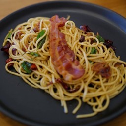 สปาเก็ตตี้ผัดพริกแห้งเบค่อน (Spaghetti with Bacon and chili )