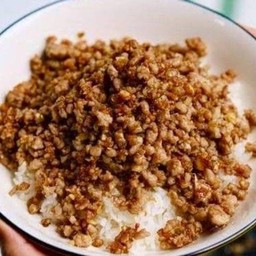 ข้าวหมูสับผัดกระเทียม