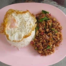 ข้าวกระเพราหมูสับพริกแห้งไข่ดาว