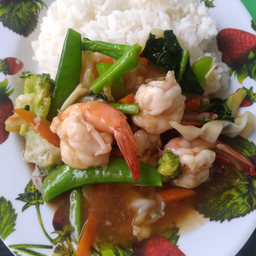 ผักผัดผักรวมมิตรราดข้าว