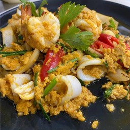 ผัดผงกะหรี่ทะเลกับข้าว (Stir-fried Seafood Curry ).