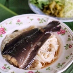 ขนมจีนแกงป่าหางปลาดุกพร้อมเส้นเป็นชุด