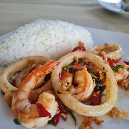 ข้าวกุ้งหมึกคั่วพริกเกลือ