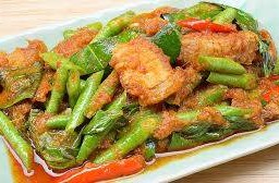 หมูกรอบผัดพริกแกง