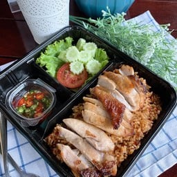ข้าวผัดน้ำพริกตาแดง ไก่ย่าง