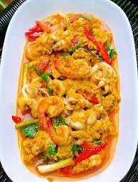 กุ้งปลาหมึกผัดผงกะหรี่