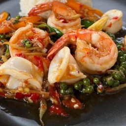 ผัดฉ่าทะเลกับข้าว (Stir-fried seafood ).