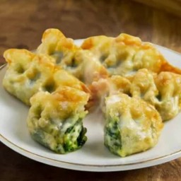 เกี๊ยวซ่าผักโขมอบชีส (Baked spinach and cheese Gyoza).