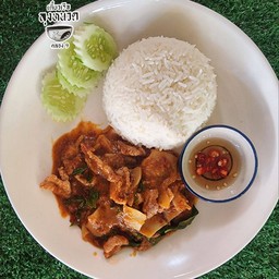 ผัดพริกแกงหมูใส่หน่อไม้ดองราดข้าว