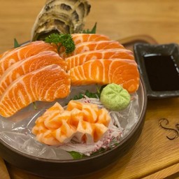 แซลมอนซาซิมิ (Salmon Sashimi).