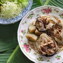 ขนมจีนแกงป่าหัวปลาดุกพร้อมเส้นเป็นชุด