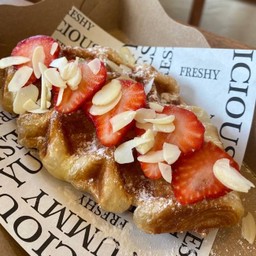 Croffle icing strawberry.