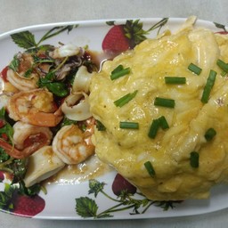 ข้าวกะเพราทะเล+ไข่ข้น(2ฟอง)