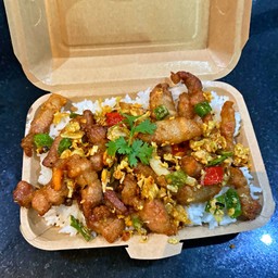 ข้าวหมูสามชั้นคั่วพริกเกลือ