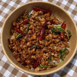 ข้าวกะเพราหมูสับพริกแห้ง