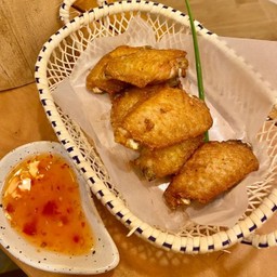 ปีกไก่ทอด (Fried Chicken Wings).