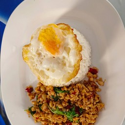 ข้าวกะเพราไก่พริกแห้งไข่ดาว