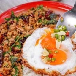 กะเพราพริกแห้ง ครัวคุณเจิน (ตลาดแกรนด์)