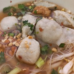 เส้นหมี่ปลาสดต้มยำ