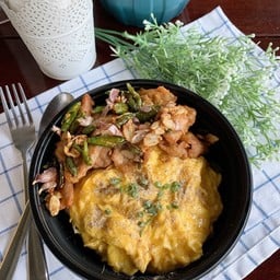 ข้าวหมูทอดพริกกระเทียม ไข่ข้น