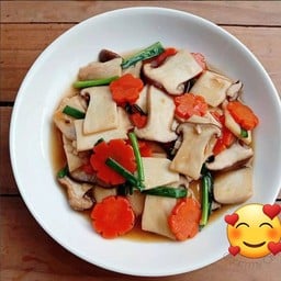 ก๋วยเตี๋ยว & กะเพรา ปากแตก ร้านก๋วยเต๋ียวตลาด 200 ปี