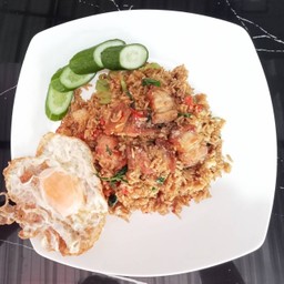 กะเพราหมูกรอบคลุกข้าวไข่ดาว