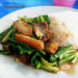 ข้าวคะน้าหมูกรอบ