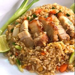 ข้าวผัดหมูกรอบ