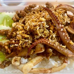 ข้าว หมูสับ+ปลาหมึก ผัดกระเทียม