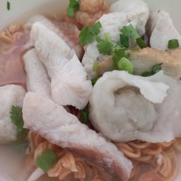 เส้นใหญ่ปลาสดต้มยำ