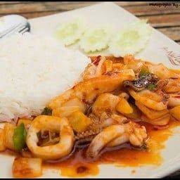 หมึกผัดพริกเผาราดข้าว