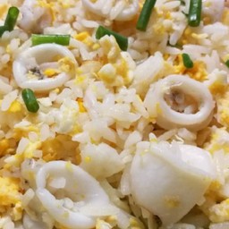 ข้าวผัดปลาหมึก