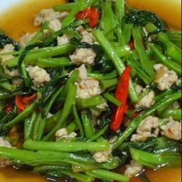 ข้าวราดผัดผักบุ้งไฟแดงหมูสับ