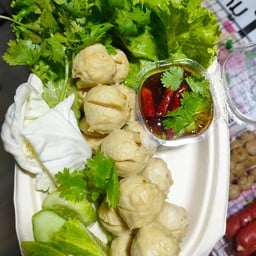 ลูกชิ้นปิ้งย่างเตาถ่านน้ำจิ้มสูตรโบราณ