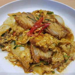 ข้าวผัดผงกะหรี่หมูกรอบ